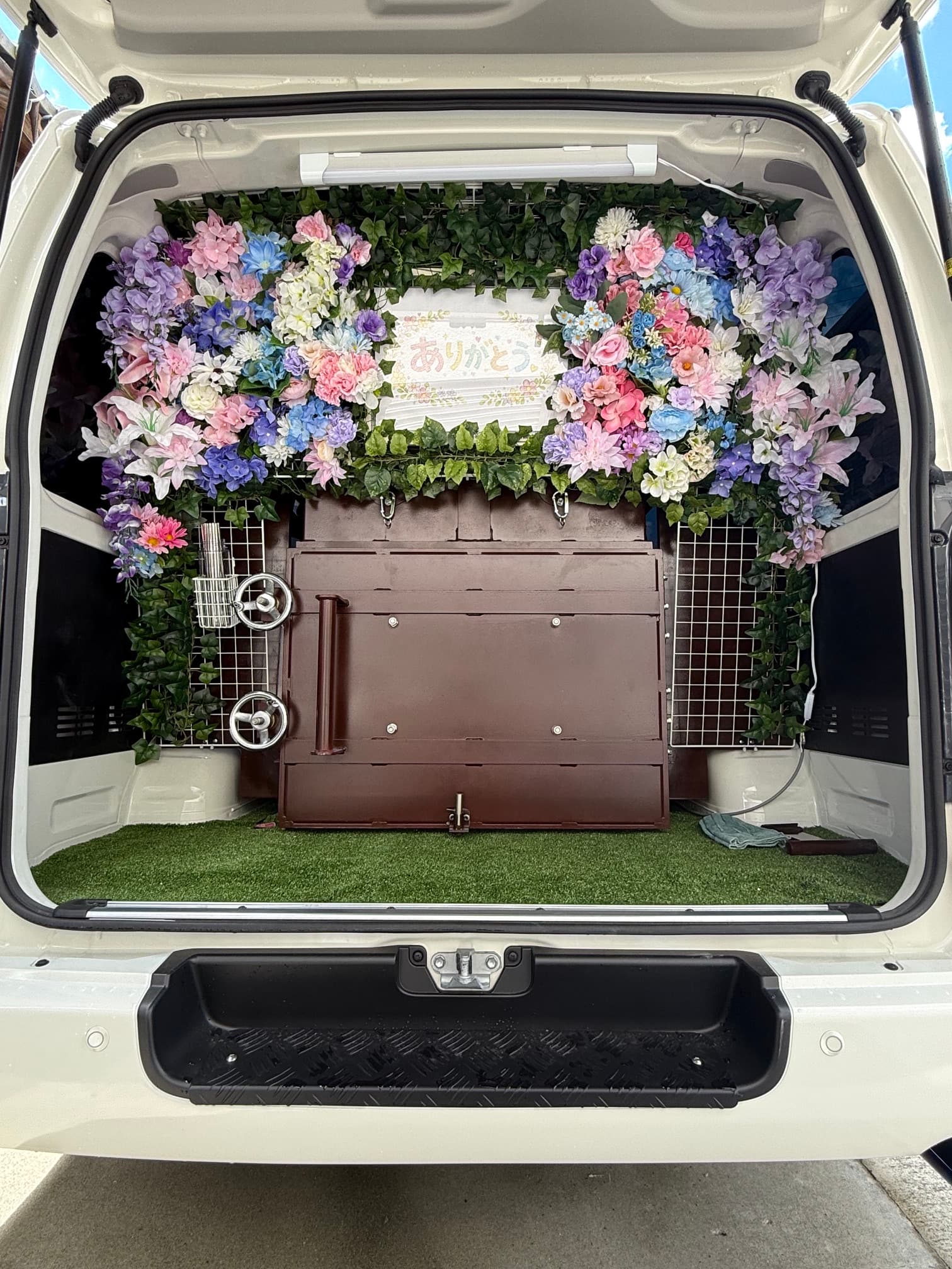 車内の花と火葬装置