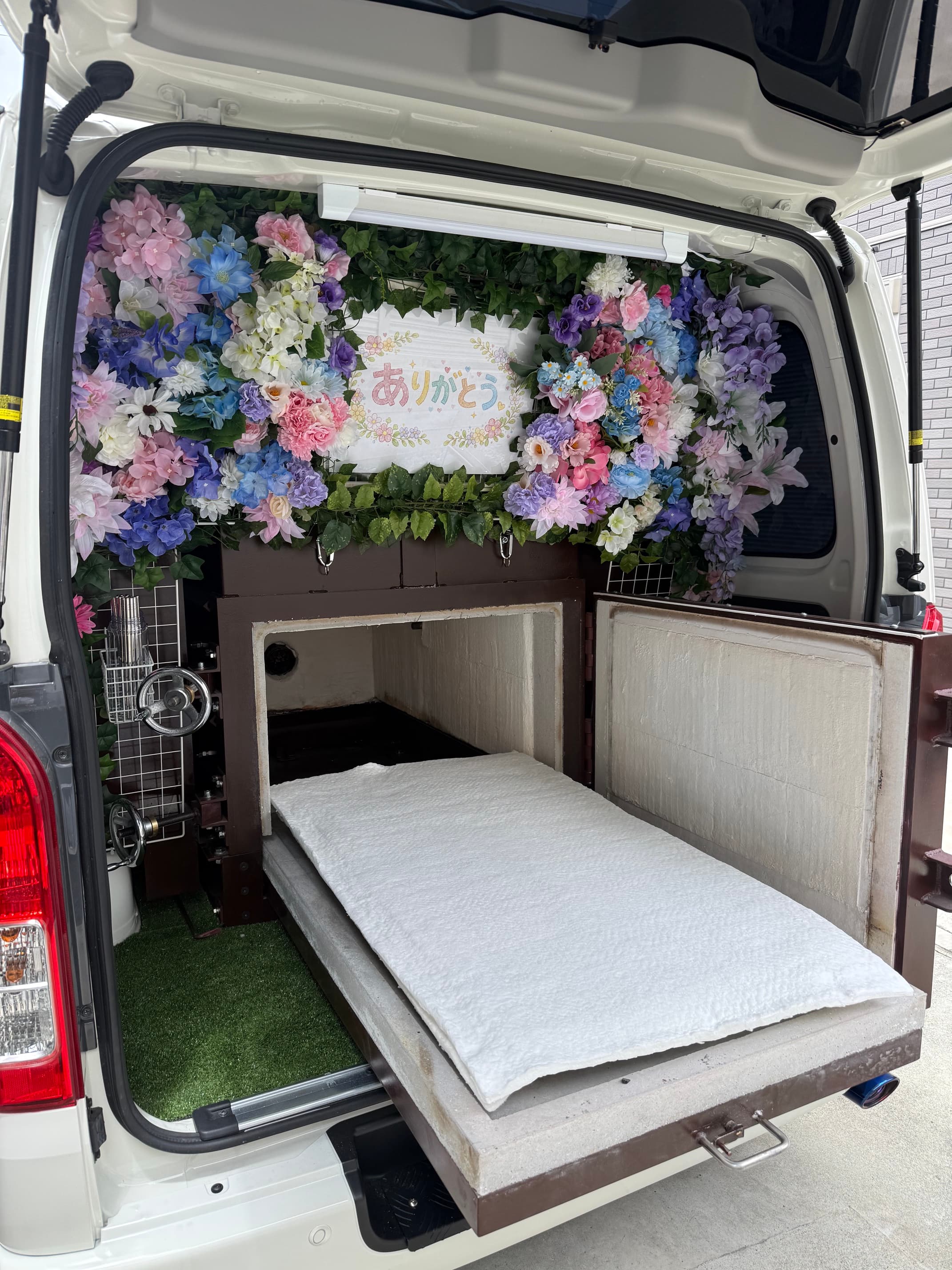 火葬車内の様子